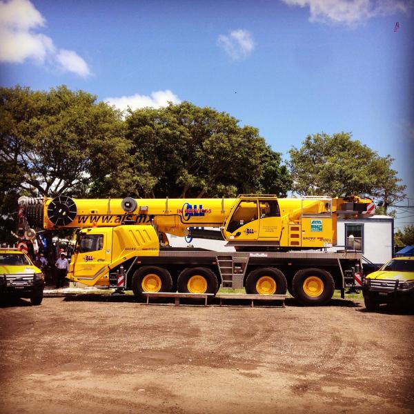 Hydraulic truck crane for 100 Tons.