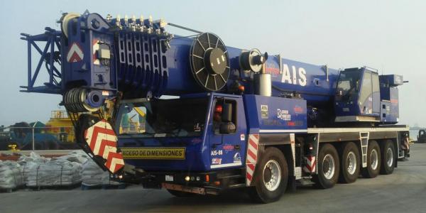 Hydraulic crane on all terrain truck for 220 Tons