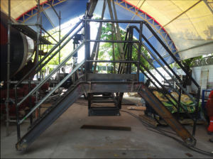 Fabricación de Escalera de Acceso de la Cubierta de Tubería al pedestal  de la Grúa.